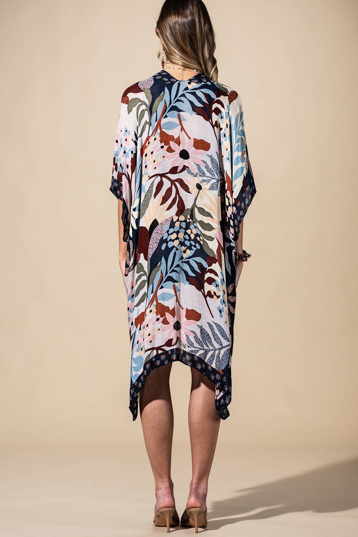 Urbanista - Botanical Floral Viscose Kimono: BEIGE/NAVY / OS