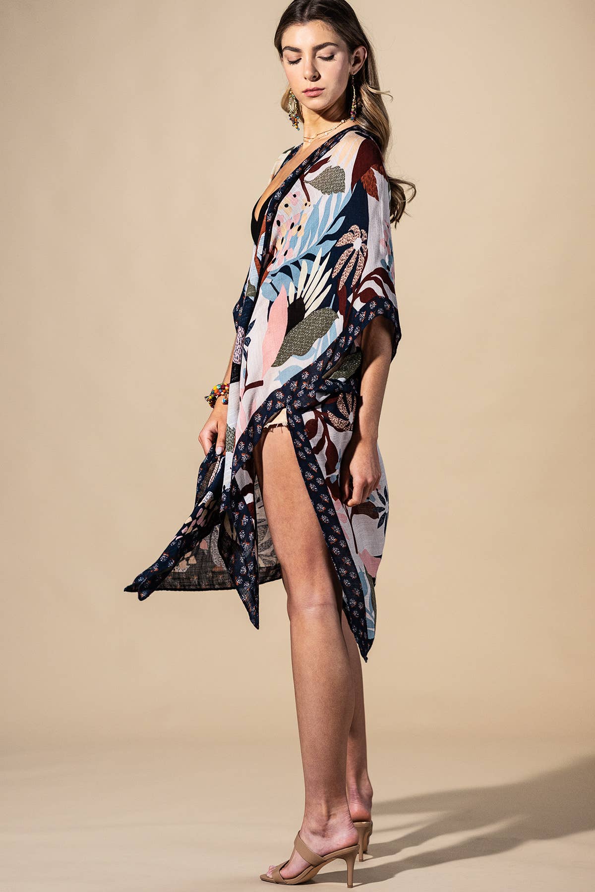 Urbanista - Botanical Floral Viscose Kimono: BEIGE/NAVY / OS