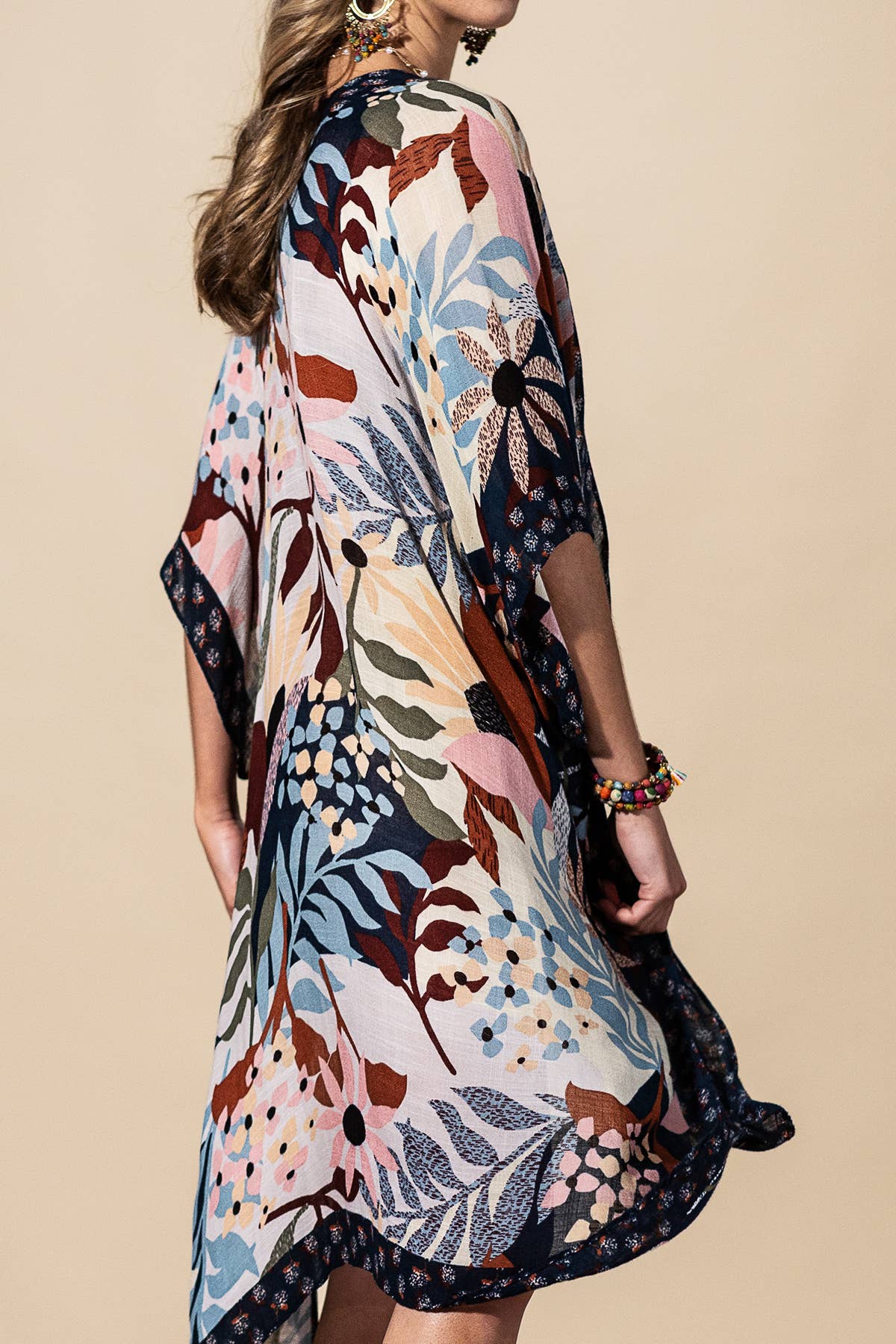 Urbanista - Botanical Floral Viscose Kimono: BEIGE/NAVY / OS